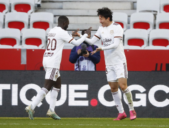 골 넣고 기뻐하는 황의조(오른쪽)    골 넣고 기뻐하는 황의조(오른쪽)[로이터=연합뉴스]